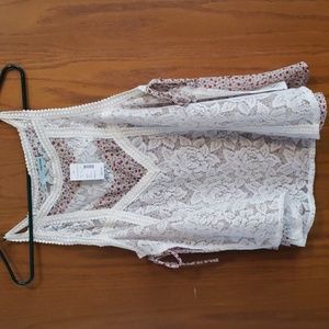 NWT Maurices Size Medium Lace Floral Top